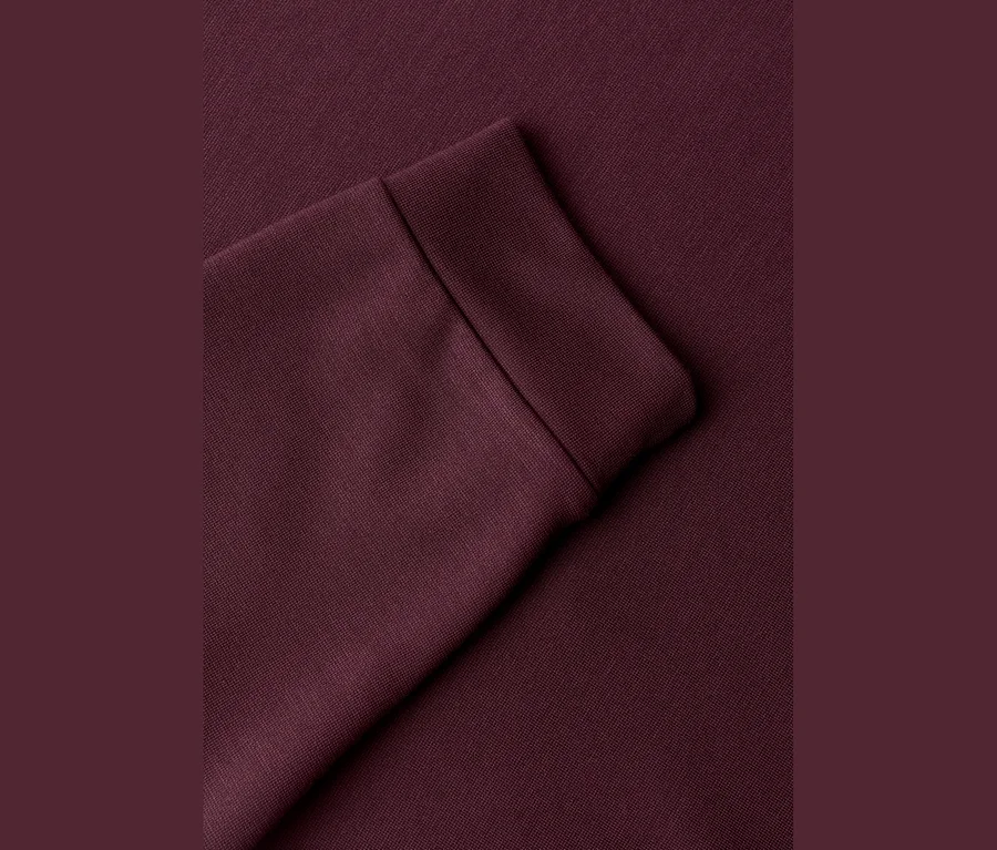 Zbliżenie na rękaw czerwonej koszulki dżersejowej z rękawami 3/4 Street One w kolorze rustic rouge, z widocznym mankietem.