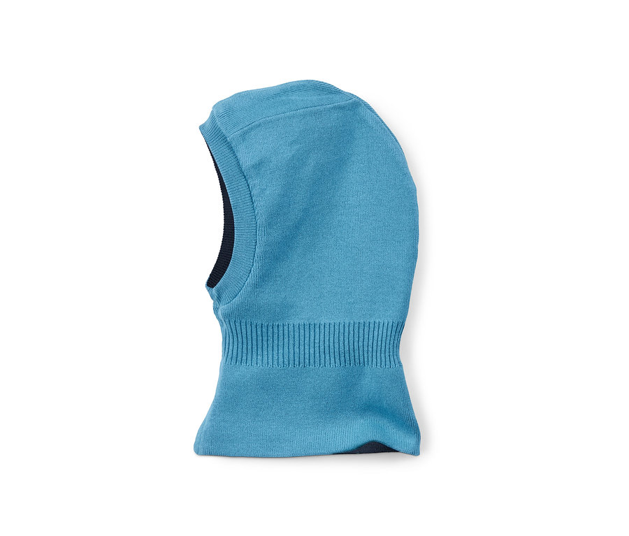 Niebieska, dwustronna czapka z dzianiny.