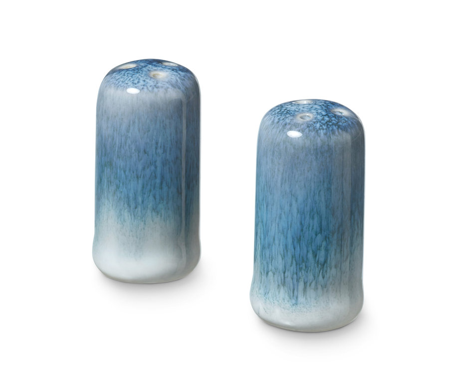 Dwie małe niebieskie solniczki.