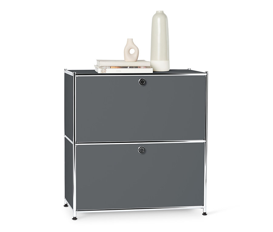 Metalowa szafka typu sideboard »CN3« niska z komorami z klapami, szara, z dwiema wazonami na górze.
