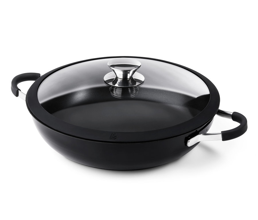 Czarna patelnia do serwowania ze stali nierdzewnej z pokrywką.