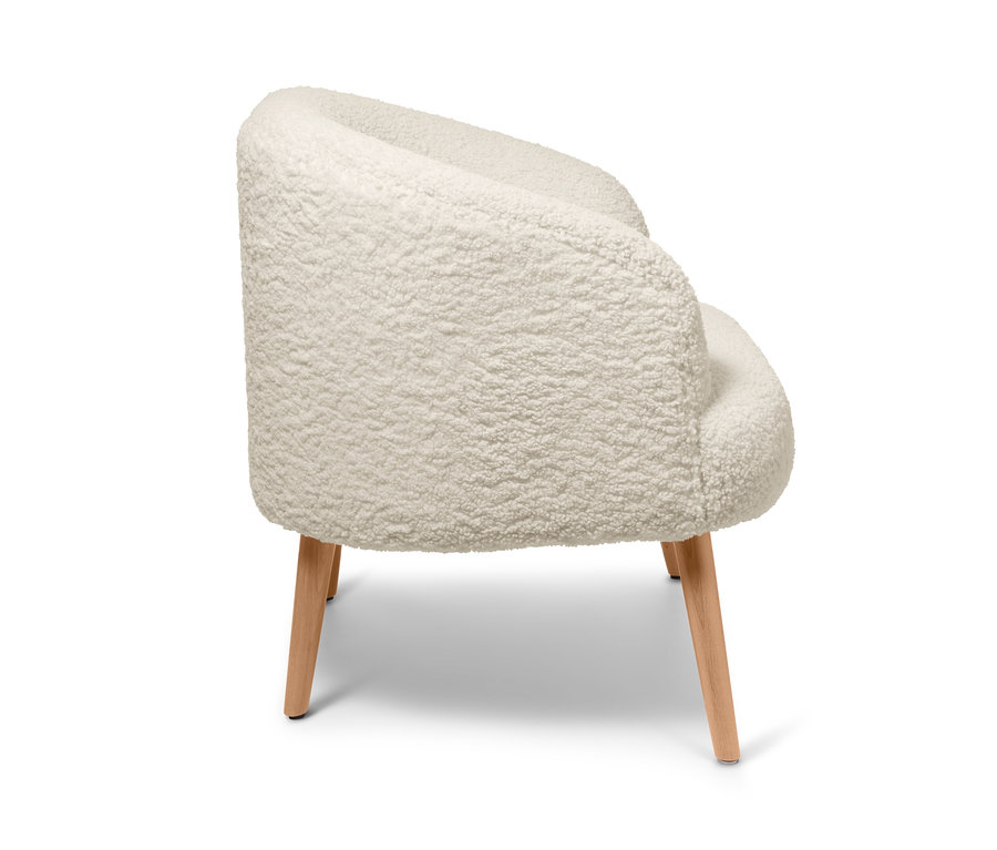 Widok z boku fotela z tkaniny bouclé z drewnianymi nogami.