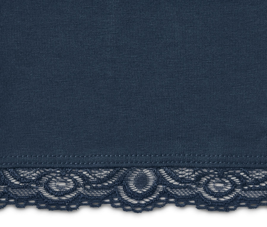 Zbliżenie na granatowe legginsy o długości 3/4 z koronkowym brzegiem.