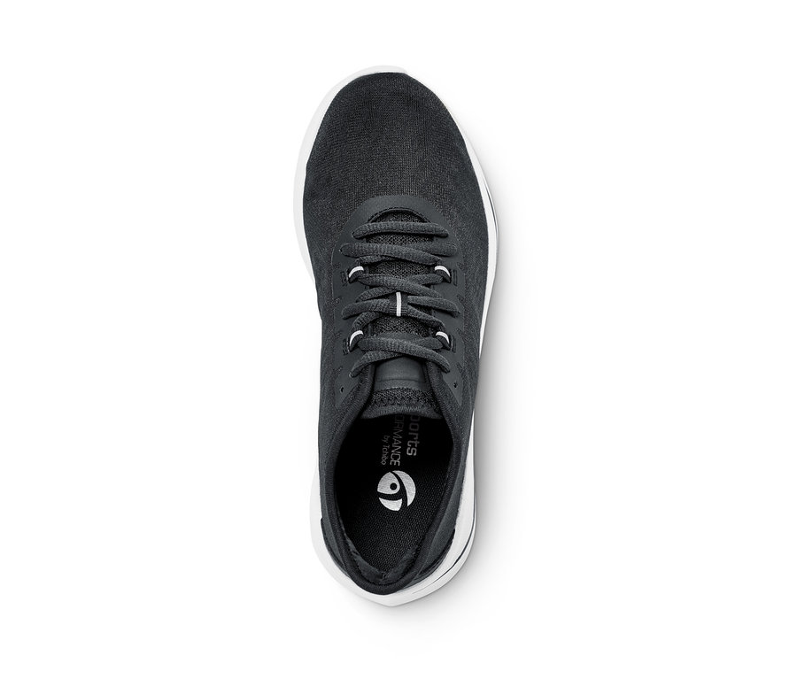 Szczegółowe ujęcie z góry czarnego buta typu sneaker z białą podeszwą.