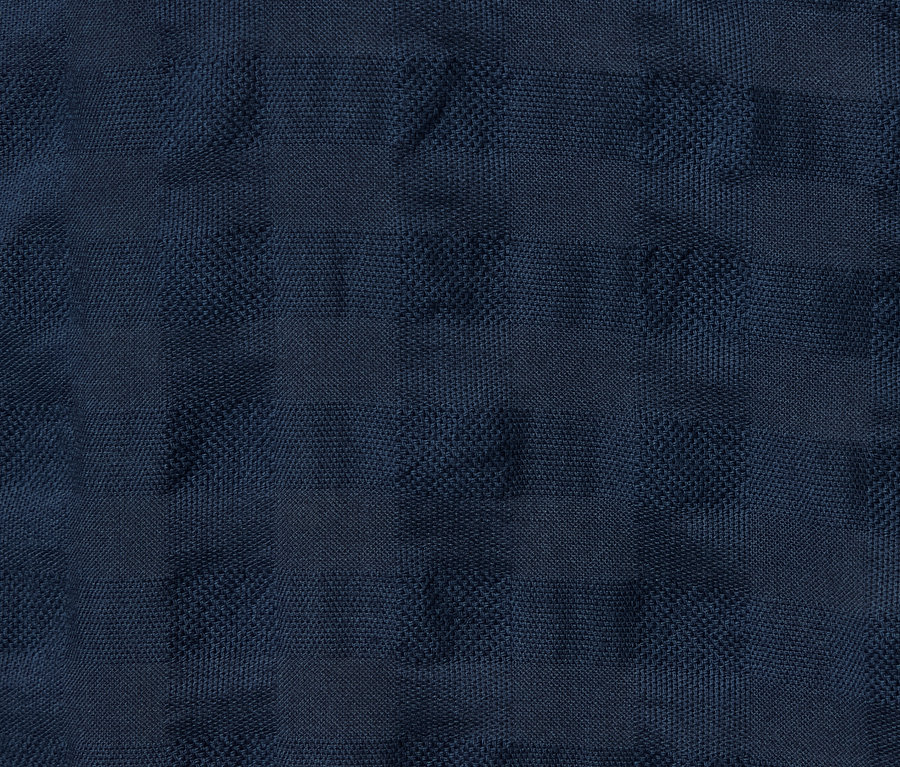 Zbliżenie na niebieską tunikę z tkaną strukturą.