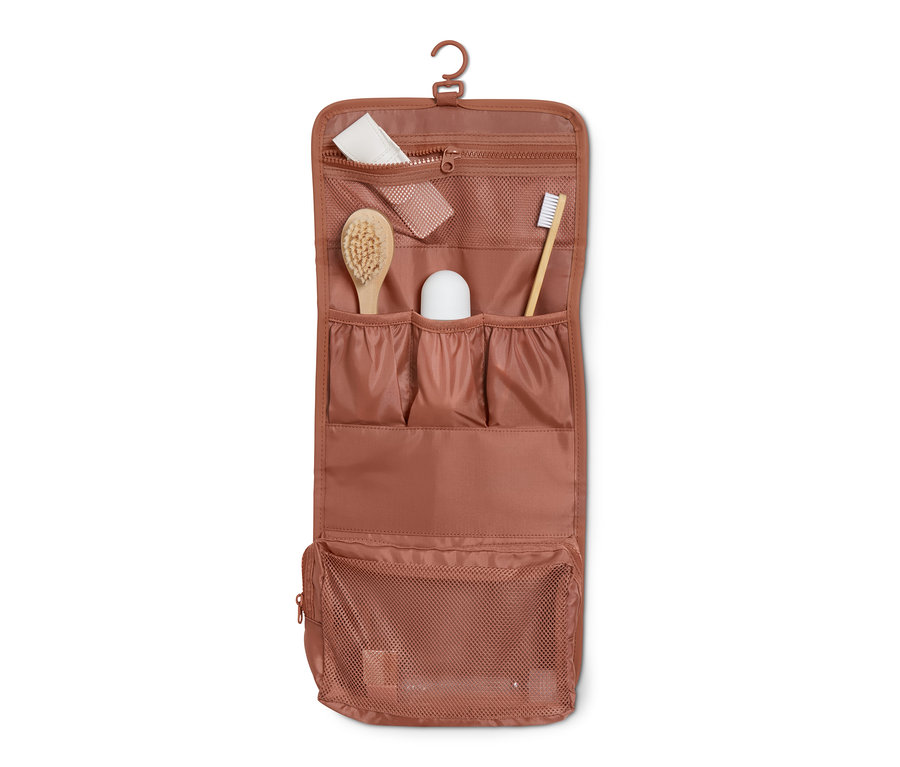 Otwarta, brązowa kosmetyczka z wieloma przegródkami, w których znajdują się przybory toaletowe.