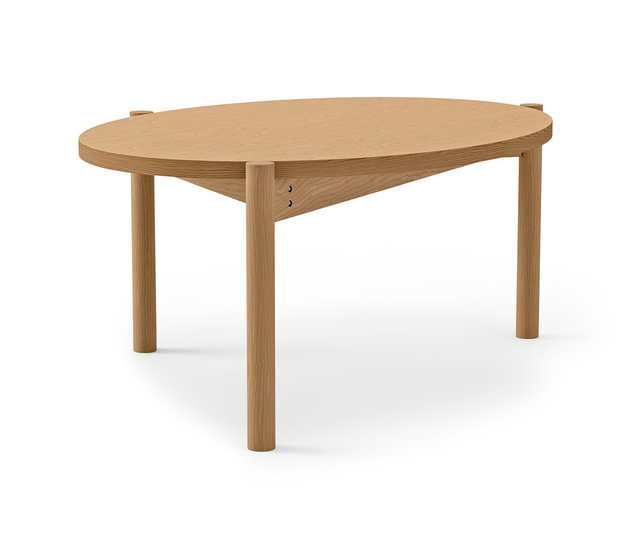 Owalny stolik kawowy z jasnego drewna z czterema okrągłymi nogami.