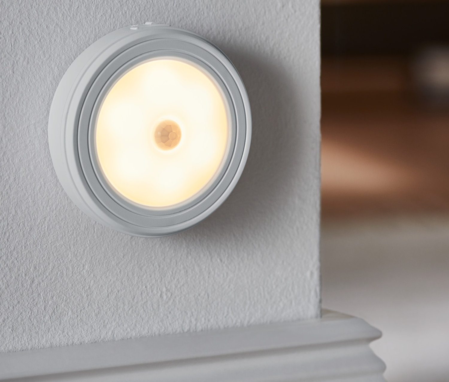 Wielofunkcyjna lampka LED przymocowana do ściany.