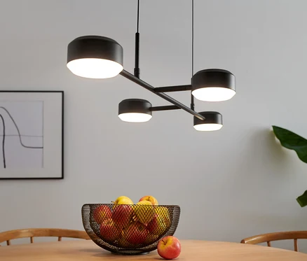 Lampa wisząca LED, 4-punktowa, nad stołem z owocami.