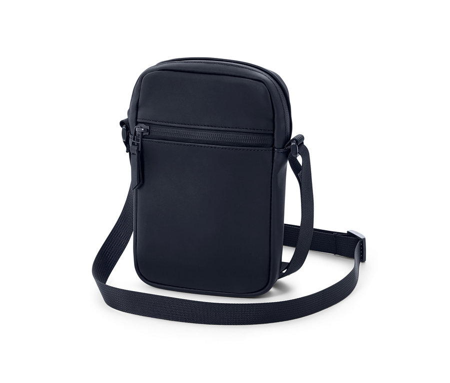 Granatowa, przeciwdeszczowa torba na ramię na białym tle.