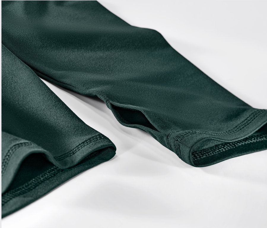 Zbliżenie na ciemnozieloną koszulkę funkcyjną z długim rękawem.