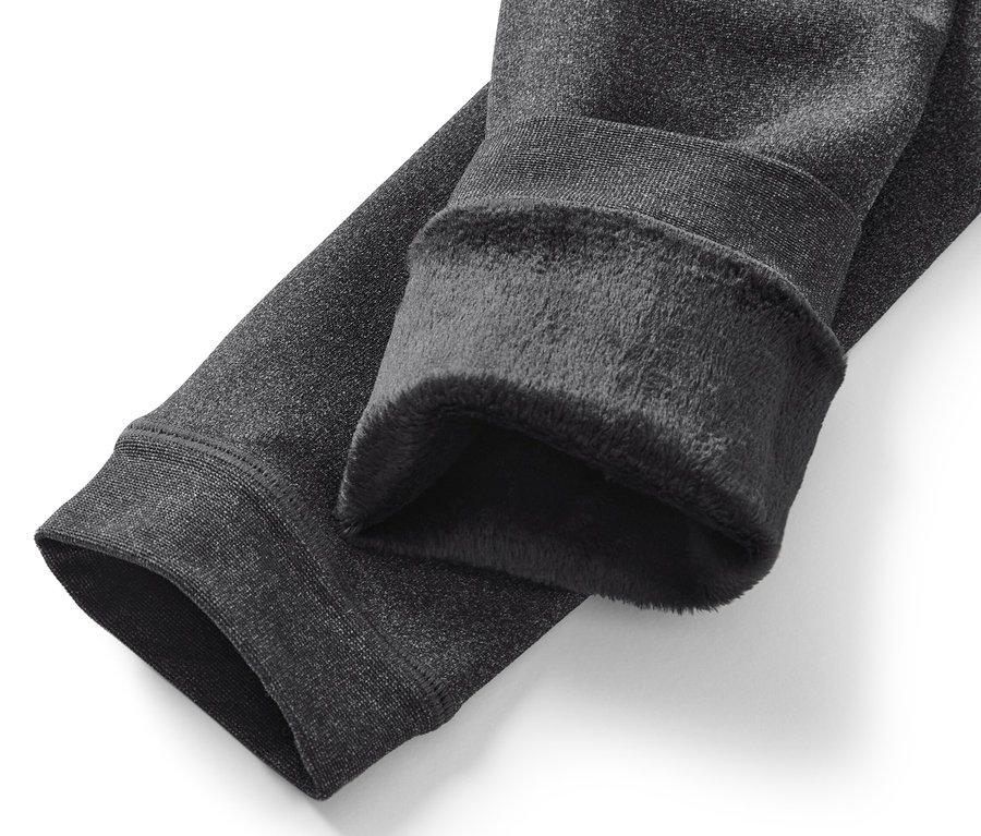 Zbliżenie na szare legginsy z podszewką.