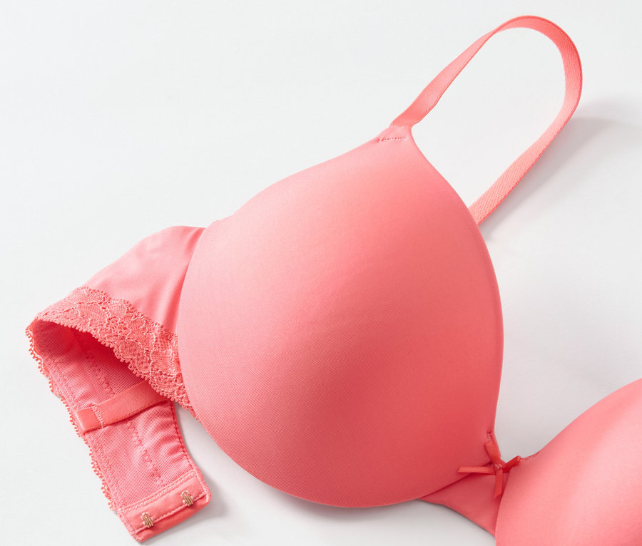 Zbliżenie biustonosza typu T-shirt w kolorze papai na białym tle.