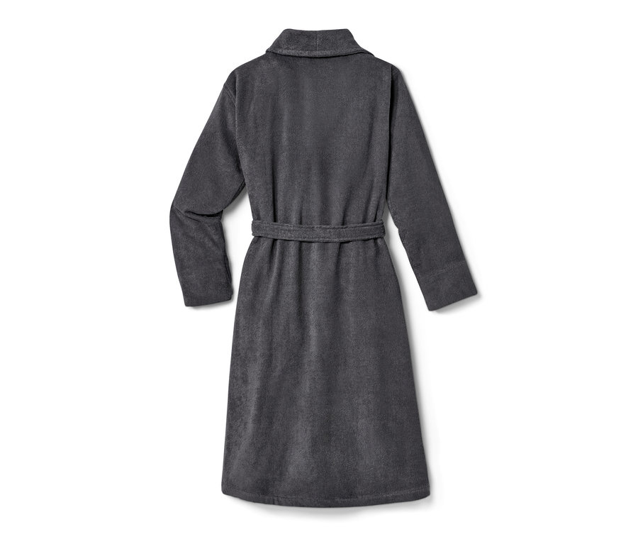 Widok z tyłu szlafroka z paskiem.