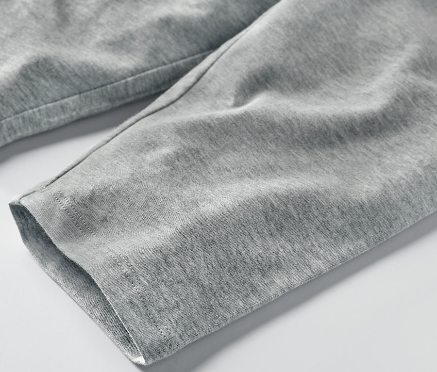 Zbliżenie na szare legginsy o długości 3/4 dla dzieci.