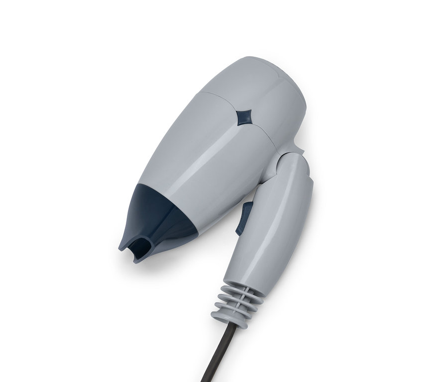 Szara podróżna suszarka do włosów z niebieskimi detalami na białym tle.
