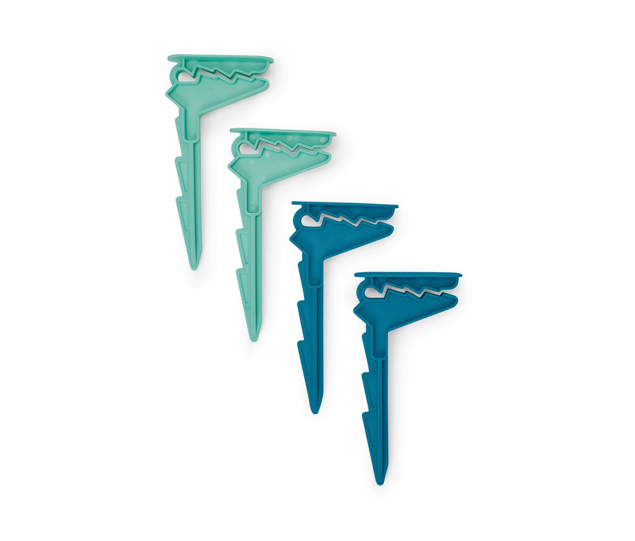 Cztery klamerki do ręczników: dwie jasnozielone i dwie ciemnoniebieskie.