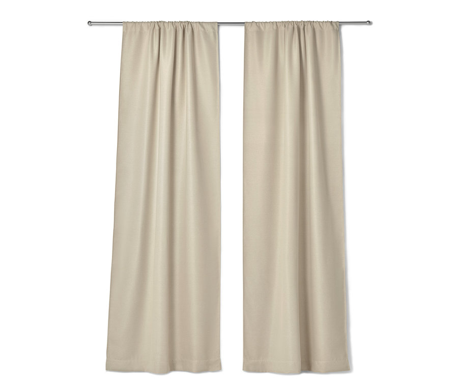 Dwie beżowe zasłony zaciemniające wiszą na metalowym karniszu.