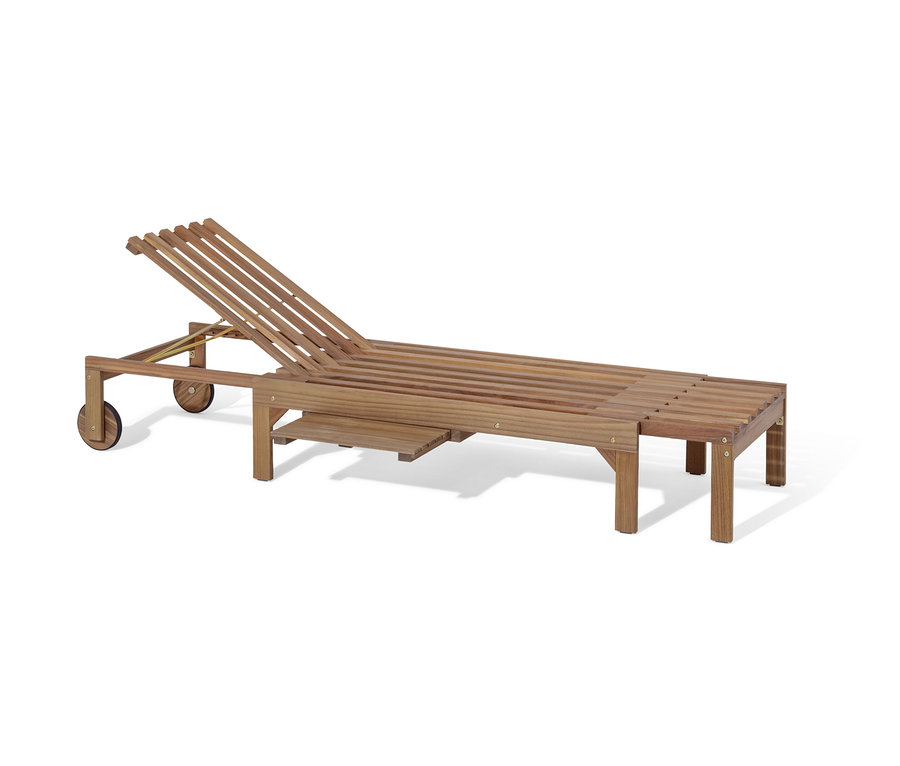 Drewniany leżak z regulowanym oparciem i kółkami.