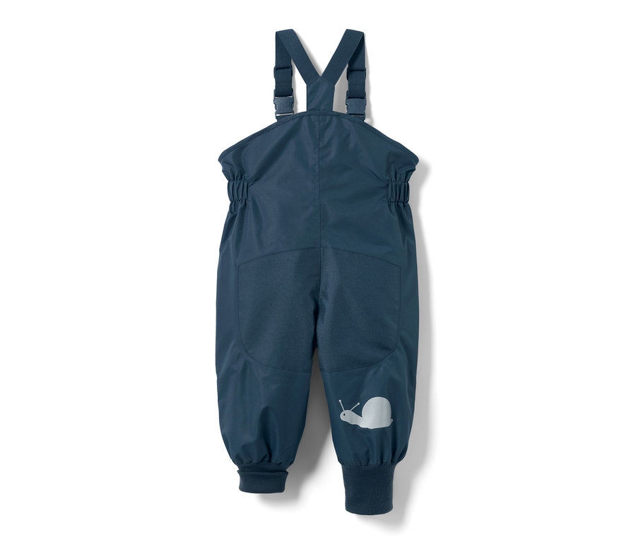Granatowe spodnie przeciwdeszczowe dla małych dzieci z szelkami i obrazkiem ślimaka na nogawce.