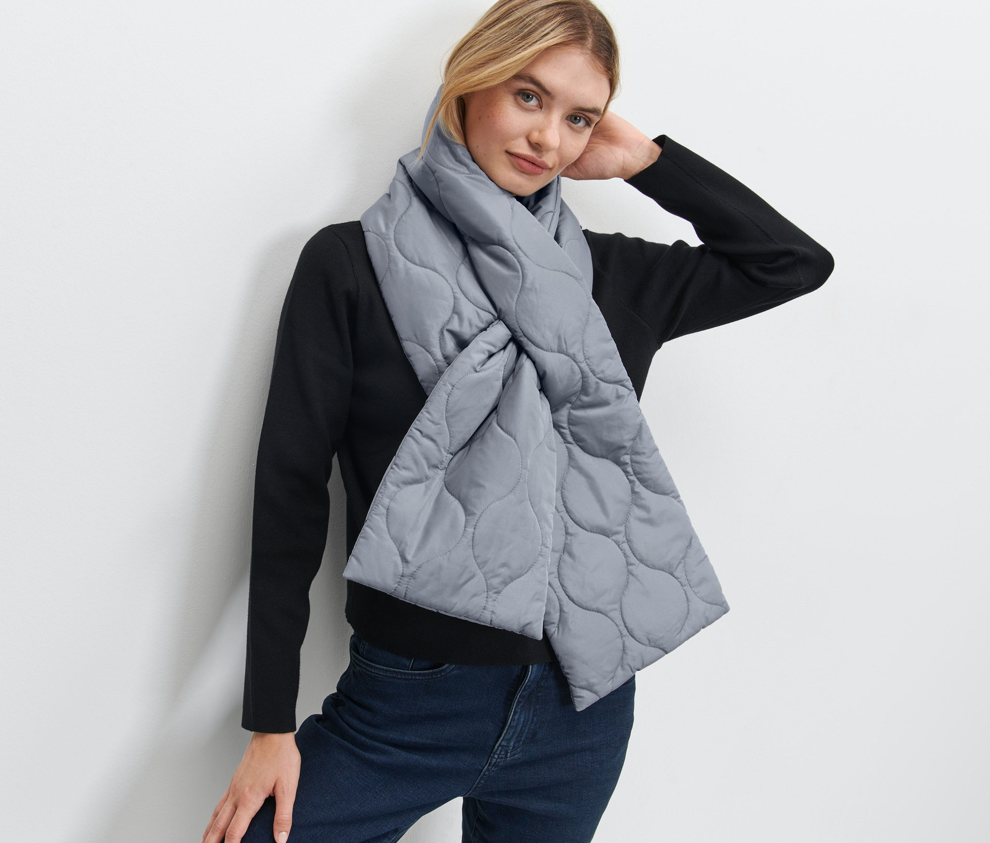 Kobieta pozuje w pikowanym szalu.