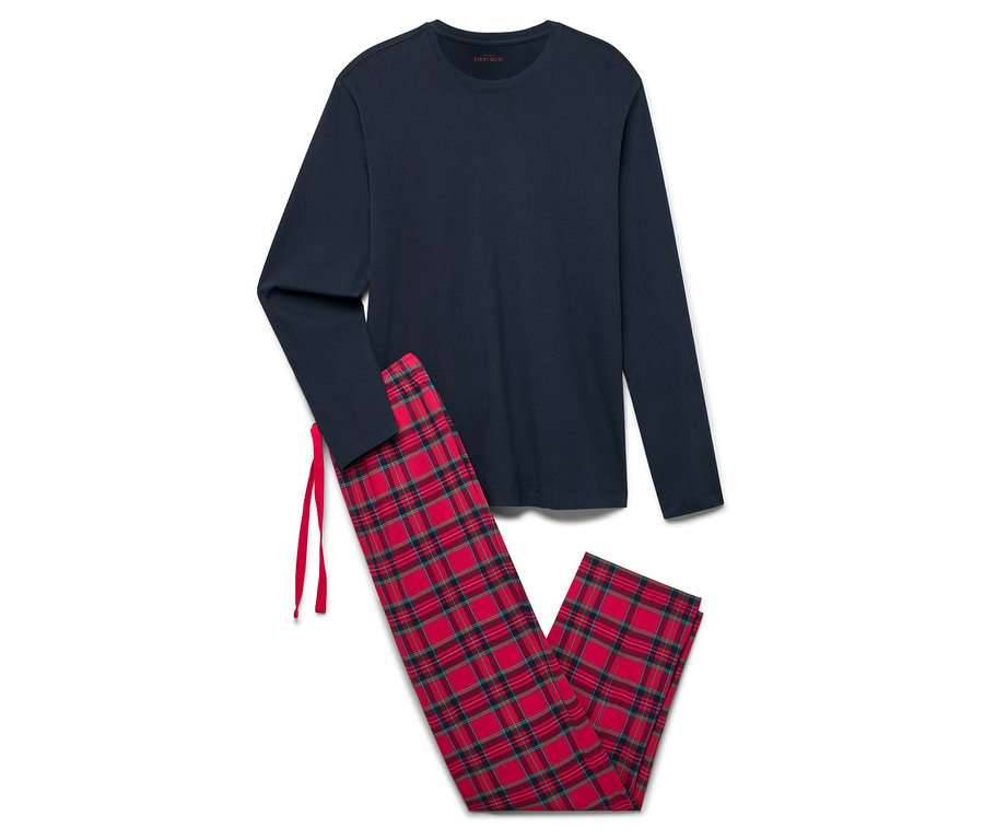 Granatowa koszula nocna z długim rękawem i czerwone spodnie od piżamy w kratę.