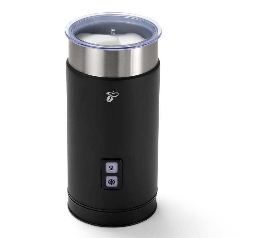 Czarny elektryczny spieniacz do mleka.