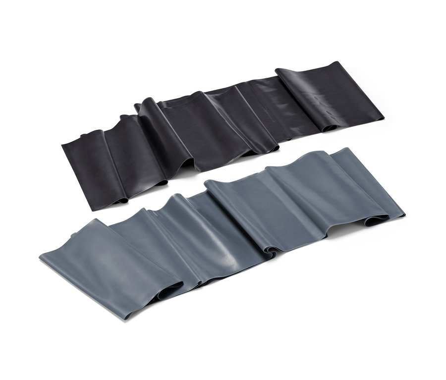 Dwie taśmy do fitnessu, jedna czarna i jedna szara, leżą obok siebie na białym tle.