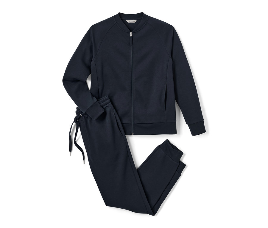 Granatowy dres domowy z bluzą na zamek i spodniami ze sznurkiem.