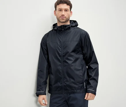 Mężczyzna ma na sobie kurtkę przeciwdeszczową unisex.