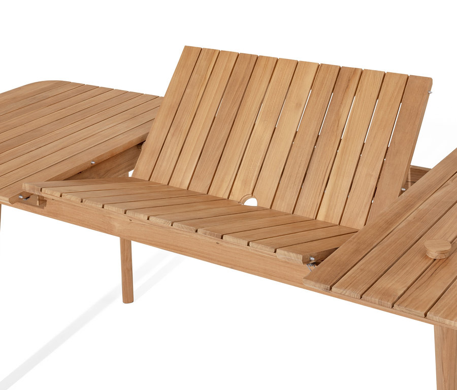 Zbliżenie na rozkładany stół z drewna tekowego.