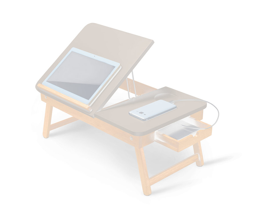 Na stoliku do łóżka leżą tablet i ładujący się telefon.