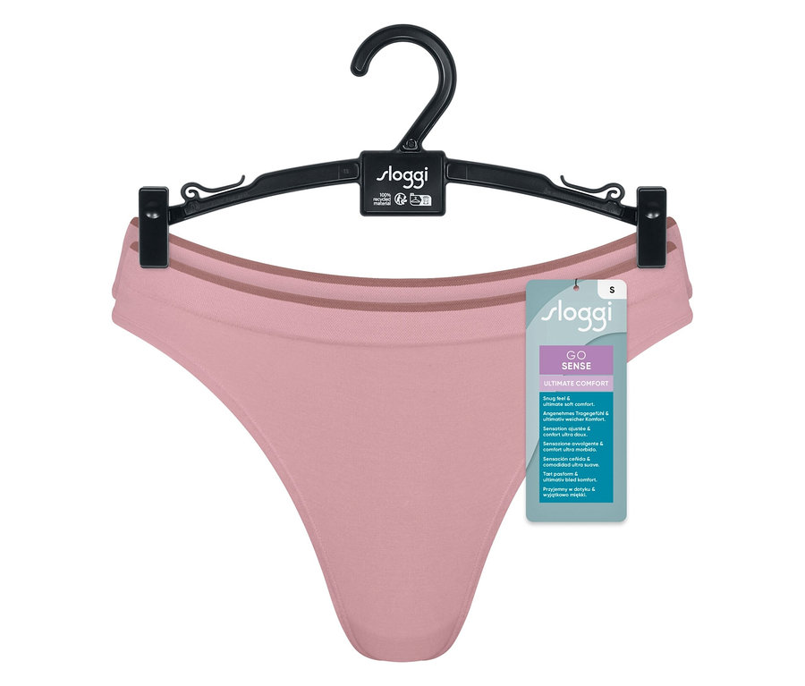 Różowe figi Sloggi Go Sense Ultimate Comfort wiszą na czarnym wieszaku.