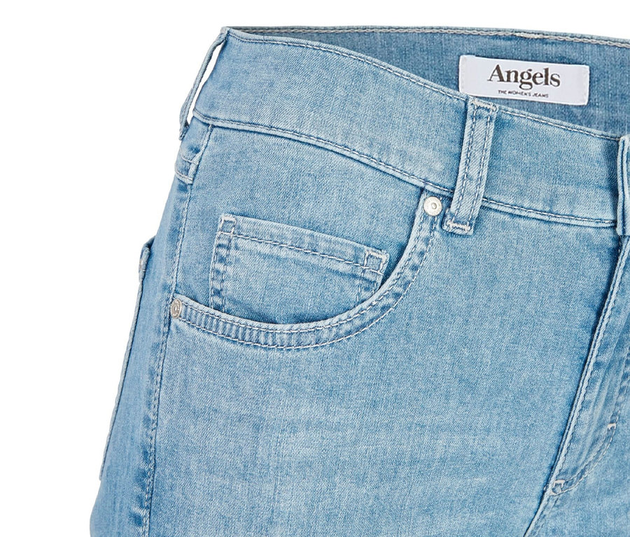 Detal jasnoniebieskich jeansów Angels „Capri Turn-Up” o kroju Slim Fit.