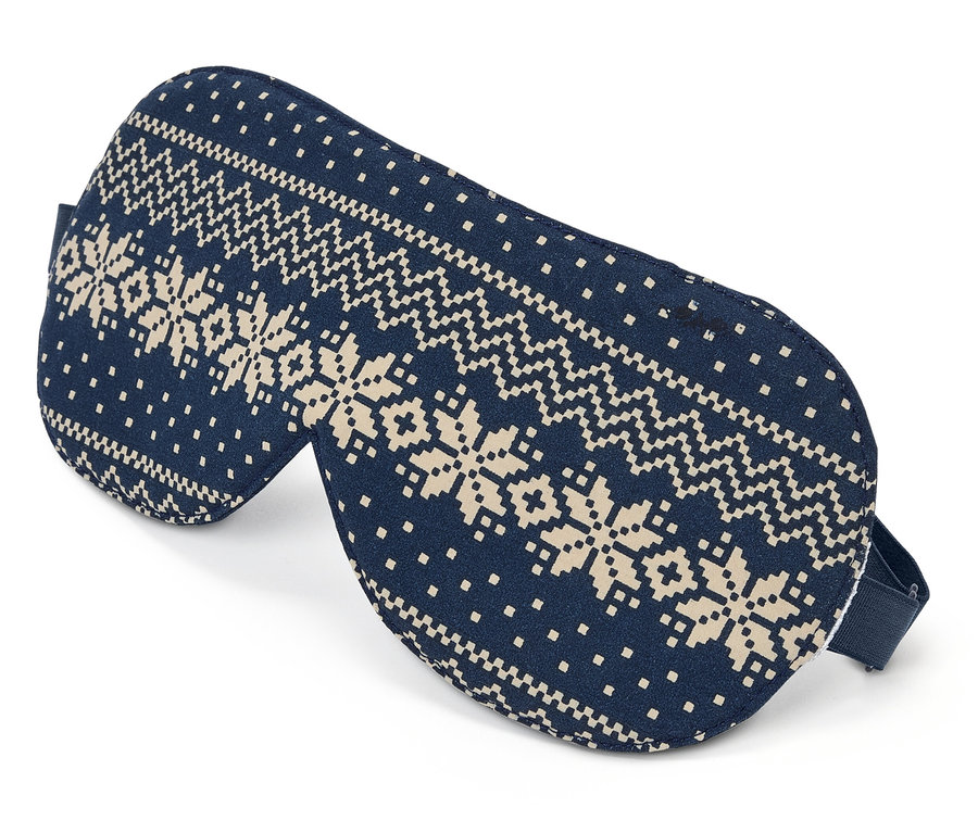 Niebieska maska do spania we wzór płatków śniegu na białym tle.