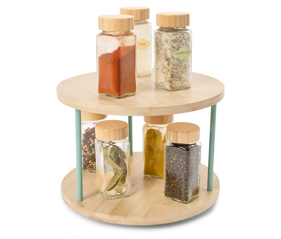 Obrotowy, drewniany stojak z sześcioma szklanymi słoiczkami na przyprawy z drewnianymi wieczkami.
