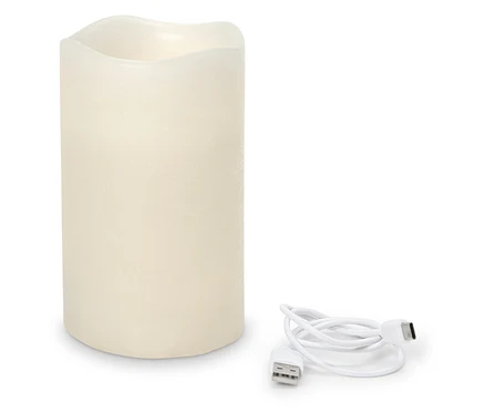 Biała cylindryczna świeca i kabel USB do ładowania na białym tle.
