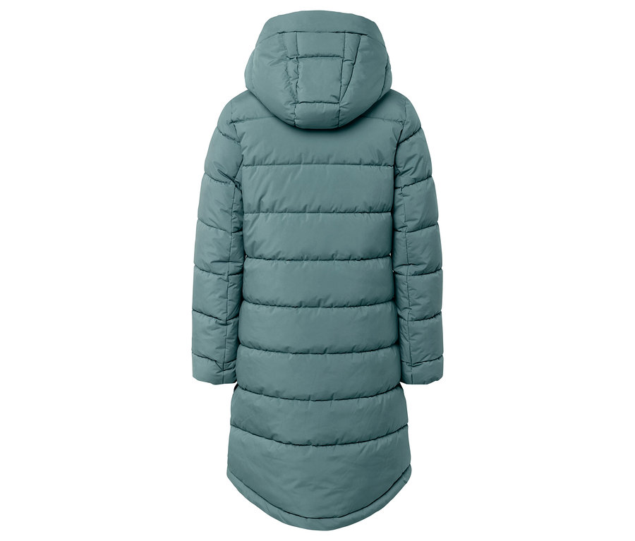 Widok z tyłu długiej, pikowanej kurtki z kapturem w kolorze szarozielonym.