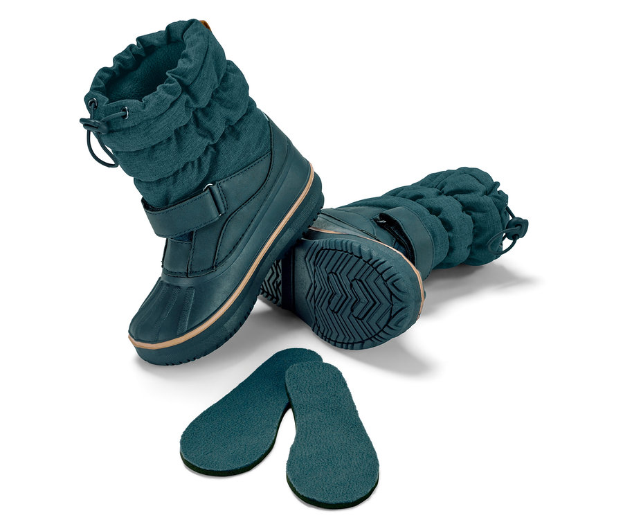 Dwa buty zimowe i dwie wkładki do butów na białym tle.