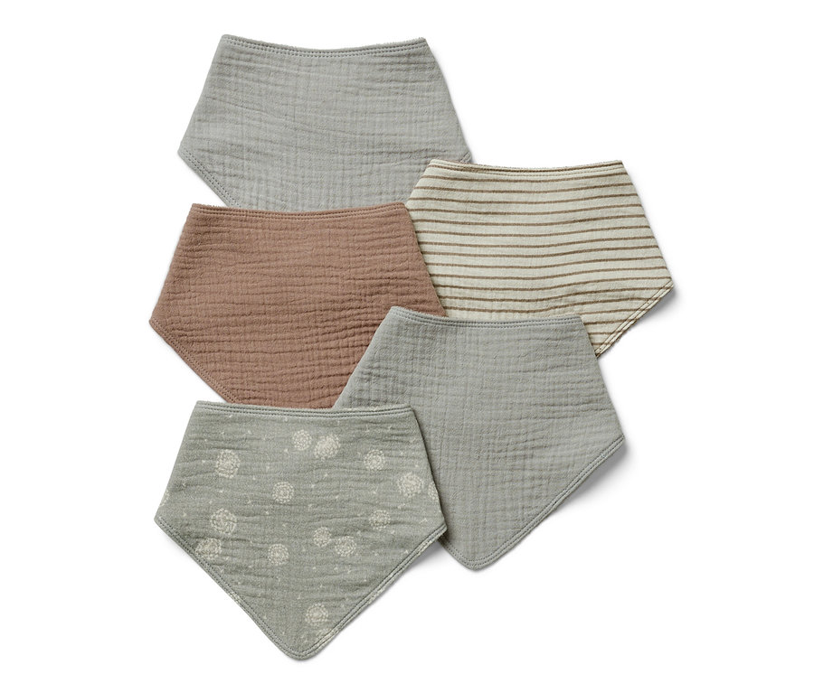 Pięć muślinowych chustek na szyję dla niemowląt w różnych kolorach i wzorach.