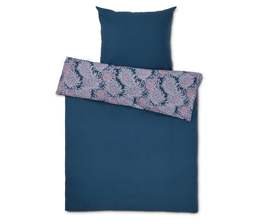 Niebieski zestaw pościeli z kwiatowym wzorem na poszewce poduszki.