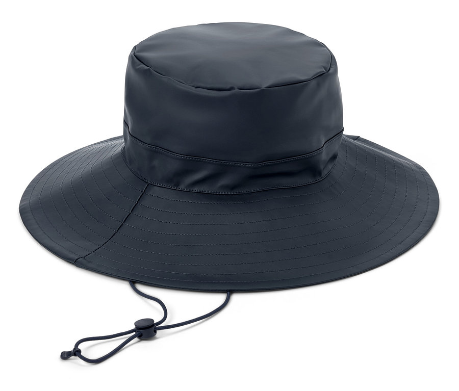 Granatowy kapelusz z szerokim rondem i sznurkiem na białym tle.