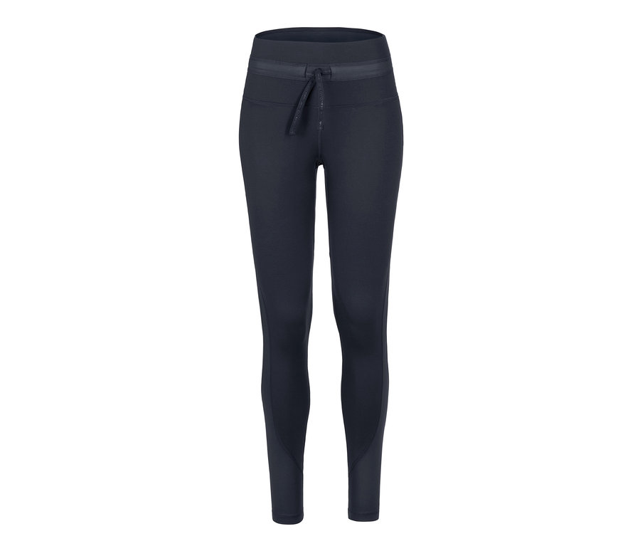 Zbliżenie na modelujące legginsy sportowe.