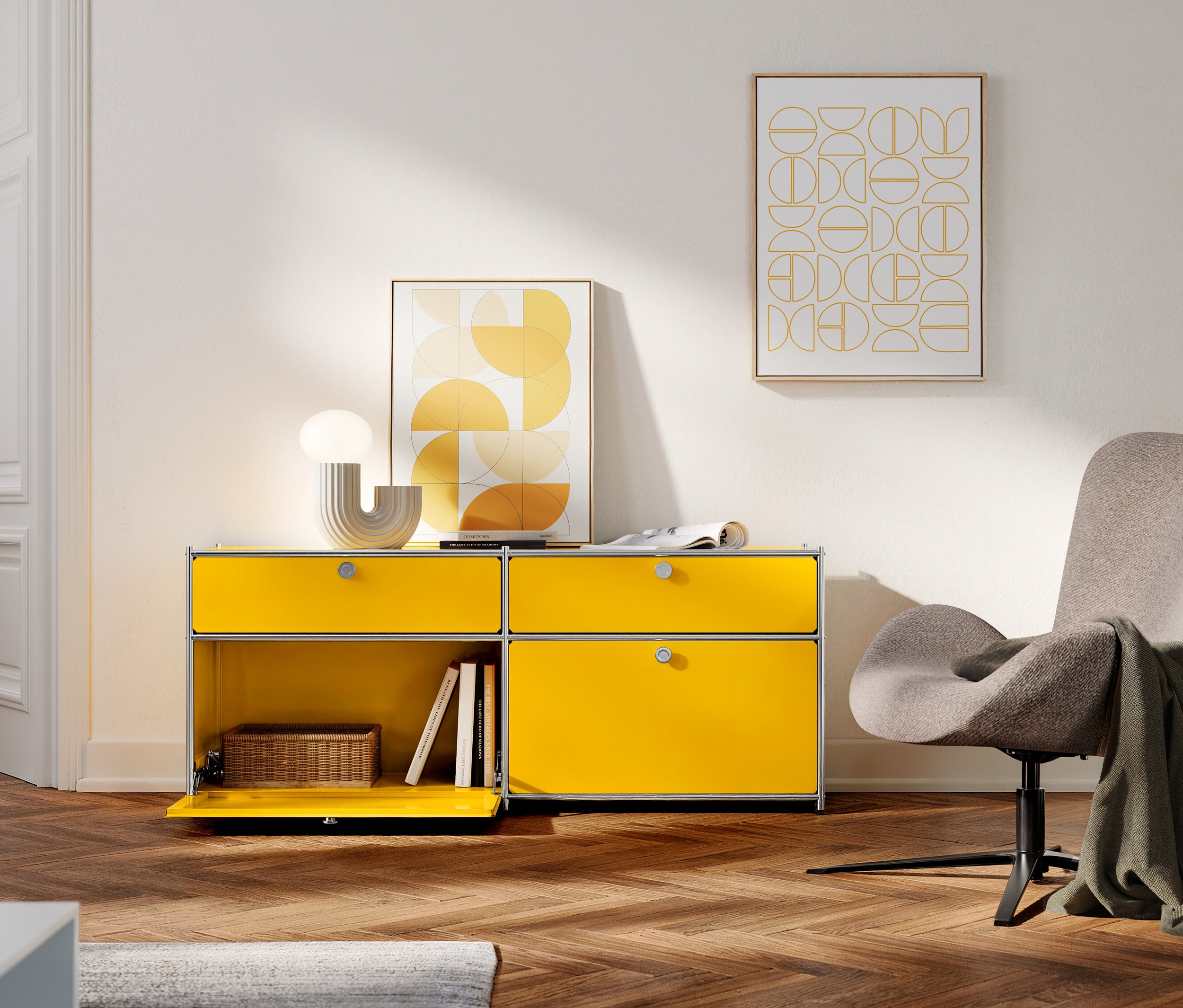 Żółty kredens z otwartą szufladą i fotel obrotowy.