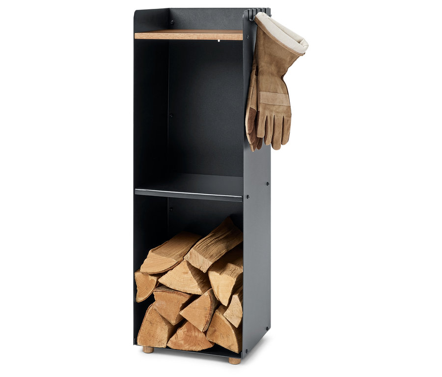 Czarny regał z drewnem i rękawicami.