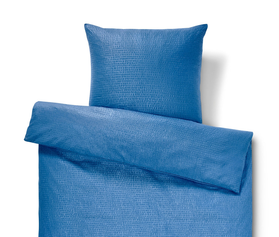 Niebieska pościel z kory w rozmiarze standardowym z poduszką.