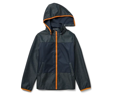 Dziecięca kurtka softshell w kolorze granatowo-szarym z pomarańczowymi detalami.