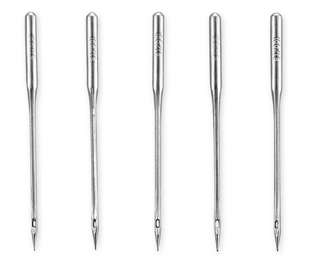 Pięć igieł do maszyny do szycia ułożonych w rzędzie na białym tle.