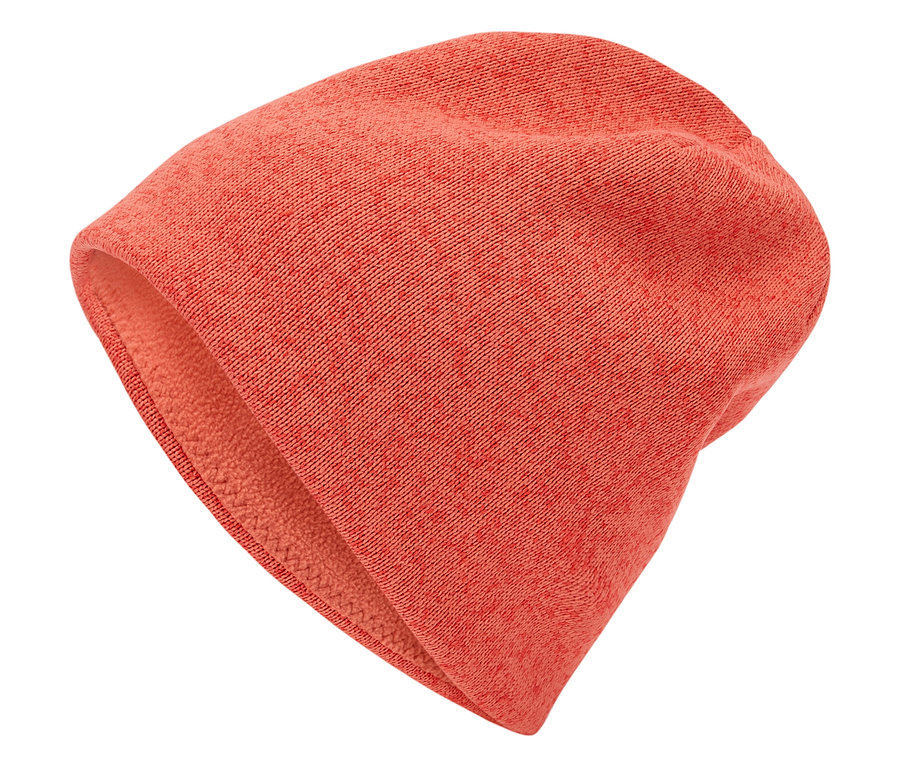 Pomarańczowa dzianinowa czapka na białym tle.