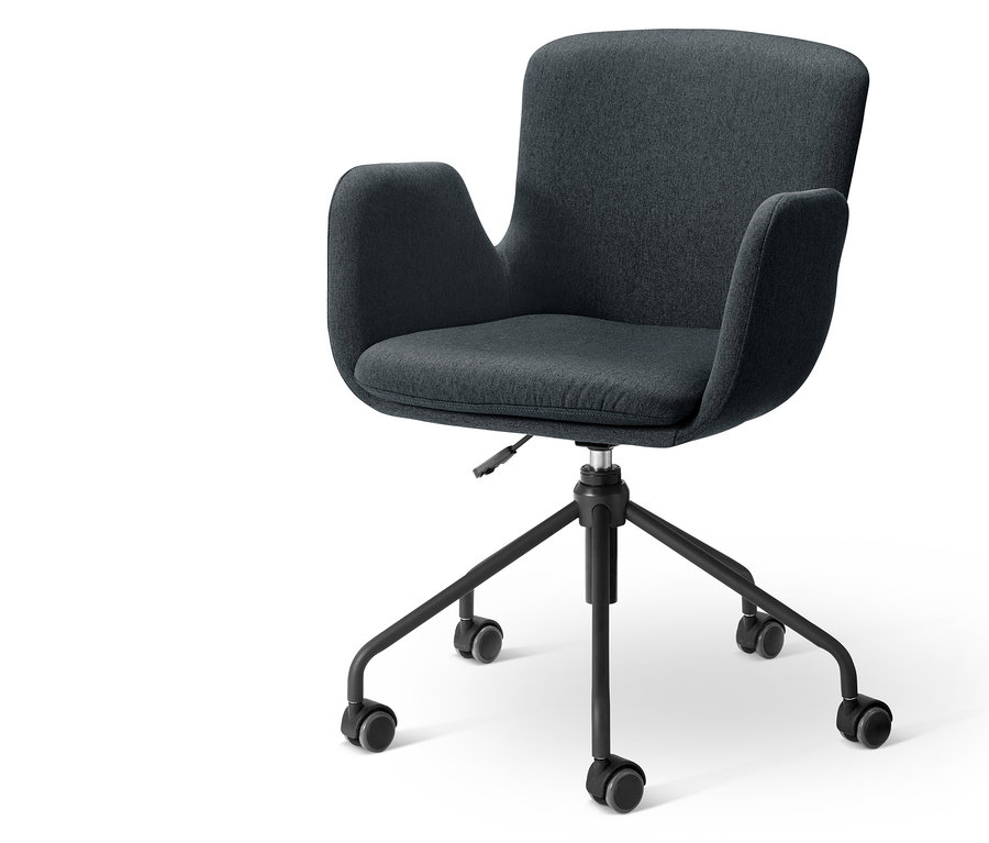 Antracytowe krzesło do biurka z podłokietnikami i czarną podstawą na kółkach.